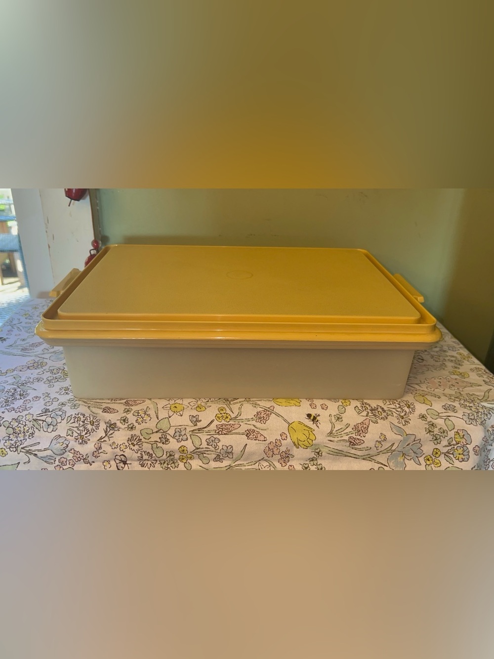 Vintage Tupperware Rectangular Cake Taker, Model 622-2 Harvest Gold
